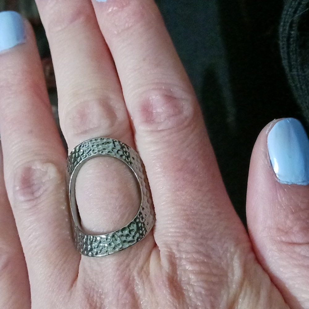 Stretch Oval Hammared Metal ring - Picture 5 of 6